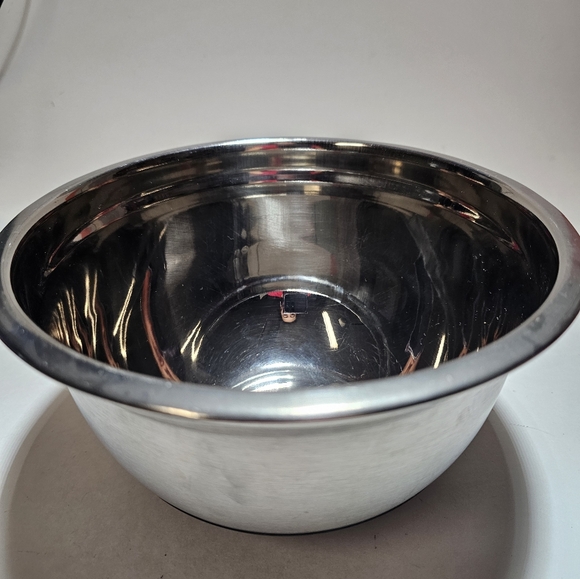 STAINLESS STEEL MEASURING BOWL 22 CM  WITH BLACK ANTI SKID BOTTOM - Picture 5 of 5